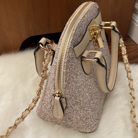 🆕 Beautiful Aldo sparkly shoulder bag with functional lock and key design. - Picture 3 of 11